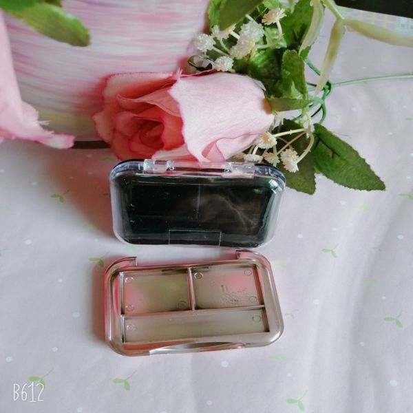 YL-048 Eyeshadow Palette Single Two Compartments + One Brush Compartment Blush Plastic Case Studded Style You Deserve