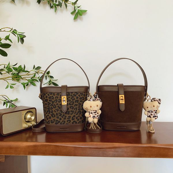 Mirror Handbag For Women In Autumn And Winter 2024, New Trendy Bucket Simple Shoulder Bag, Crossbody Bag, Leopard print strap decoration
Mirror Handbag For Women In Autumn And Winter 2024, New Trendy Bucket Simple Shoulder Bag, Crossbody Bag, Leopard print strap decoration