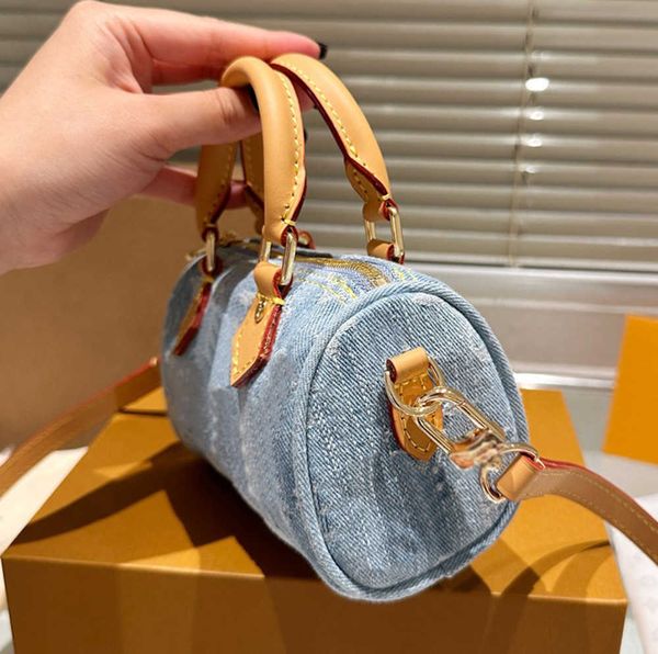 Designer Speed 16 Denim Blue Shoulder Bag Made In France VL Flowers Pattern Canvas Women Tote Bags Lady Cowhide Leather Strap Mini Crossbody Handbag2025
Designer Speed 16 Denim Blue Shoulder Bag Made In France VL Flowers Pattern Canvas Women Tote Bags Lady Cowhide Leather Strap Mini Crossbody Handbag2025