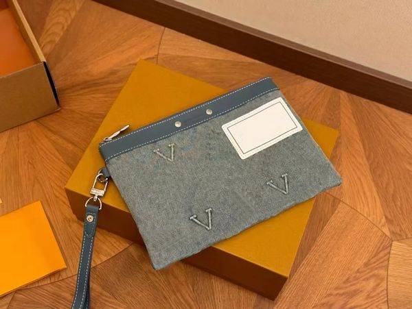 Designer makeup men's women's grooming bag, can hold high-quality wallets for phones and tablets., Grey
Designer makeup men's women's grooming bag, can hold high-quality wallets for phones and tablets., Grey