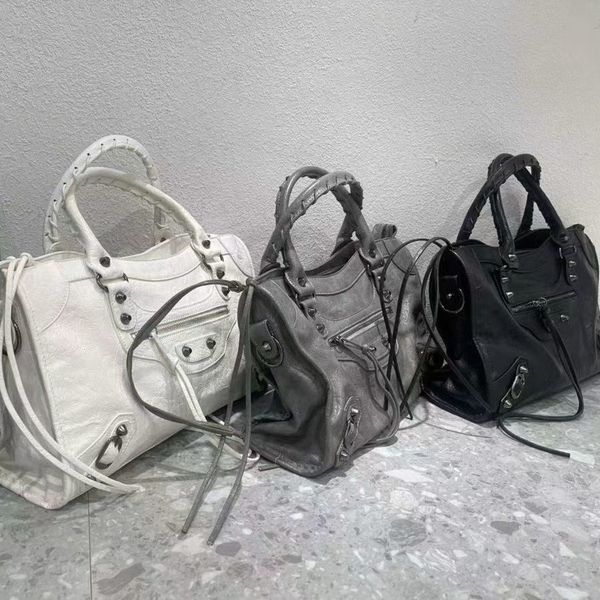 Designer Le City Premium Leather Motorcycle Single Shoulder Diagonal Cross Hand-held Rivet Stylish And Trendy Popular Womens Bag 250123 
Designer Le City Premium Leather Motorcycle Single Shoulder Diagonal Cross Hand-held Rivet Stylish And Trendy Popular Womens Bag 250123