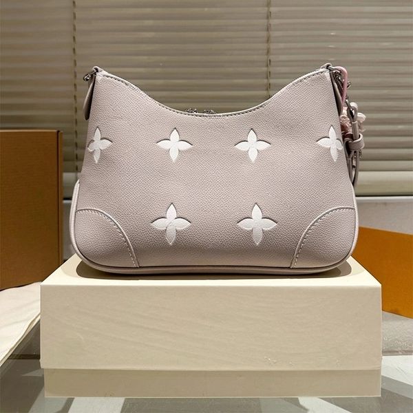 A stylish crossbody bag that accentuates one's temperament exudes understated luxury and is highly versatile suitable for any occasion, Grey
A stylish crossbody bag that accentuates one's temperament exudes understated luxury and is highly versatile suitable for any occasion, Grey