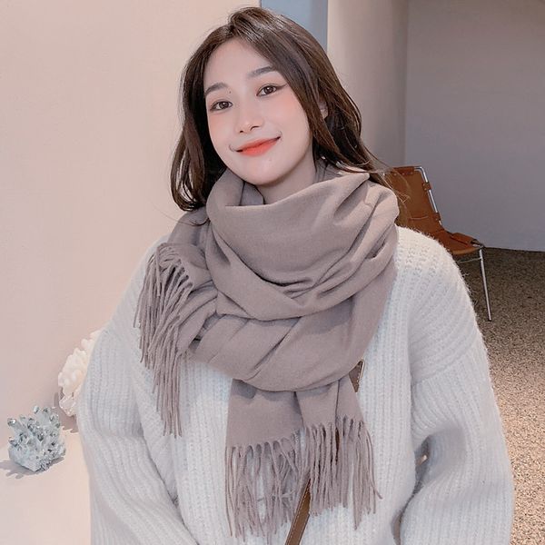 A family-friendly solid-colored scarf! Thick wool material. Korean-style basic style.
A family-friendly solid-colored scarf! Thick wool material. Korean-style basic style.