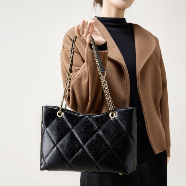 Spring Summer Genuine Leather Quilted Bag New Trendy Fashion Large Capacity Women Chain Versatile Internet Celebrity Shoulder Crossbody, White
Spring Summer Genuine Leather Quilted Bag New Trendy Fashion Large Capacity Women Chain Versatile Internet Celebrity Shoulder Crossbody, White