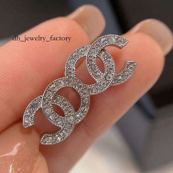 Stud earrings studs Diamond Woman mini Silver Plated Designer Double Letter Crystal Rhinestone Earring Jewelry Wholesale earings for women 815
Stud earrings studs Diamond Woman mini Silver Plated Designer Double Letter Crystal Rhinestone Earring Jewelry Wholesale earings for women 815