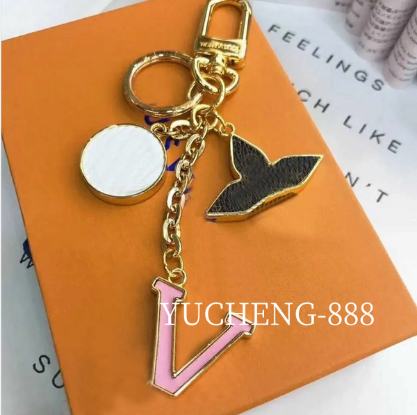 Luxury Designer Keychain Fashion Classic Brand Key Buckle Letter Design Handmade Gold Keychains Mens Womens Bag Pendant High Quality 
Luxury Designer Keychain Fashion Classic Brand Key Buckle Letter Design Handmade Gold Keychains Mens Womens Bag Pendant High Quality