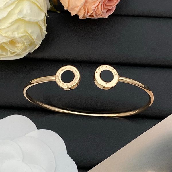 Designer Classic Bracelet Women's Bracelet Jewelry Designer High-quality Product Festival Gift Available in Three Colors Gold Silver Rose Gold
Designer Classic Bracelet Women's Bracelet Jewelry Designer High-quality Product Festival Gift Available in Three Colors Gold Silver Rose Gold