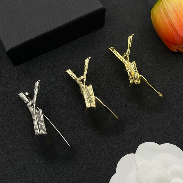 Brooch Designer Brand Letter Style Women's Three-color Metal Brooch Geometric Hollow Design Clothing Set Brooch Wedding Jewelry
Brooch Designer Brand Letter Style Women's Three-color Metal Brooch Geometric Hollow Design Clothing Set Brooch Wedding Jewelry