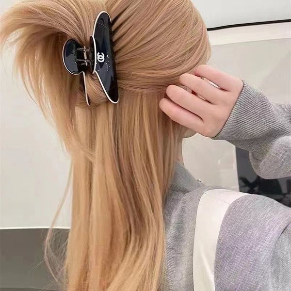 Fashion Designer Hairpin Girl Hairpin Hairpin of The Shark for Hair Styling Classic Black and White Colors Luxurious Accessory 
Fashion Designer Hairpin Girl Hairpin Hairpin of The Shark for Hair Styling Classic Black and White Colors Luxurious Accessory