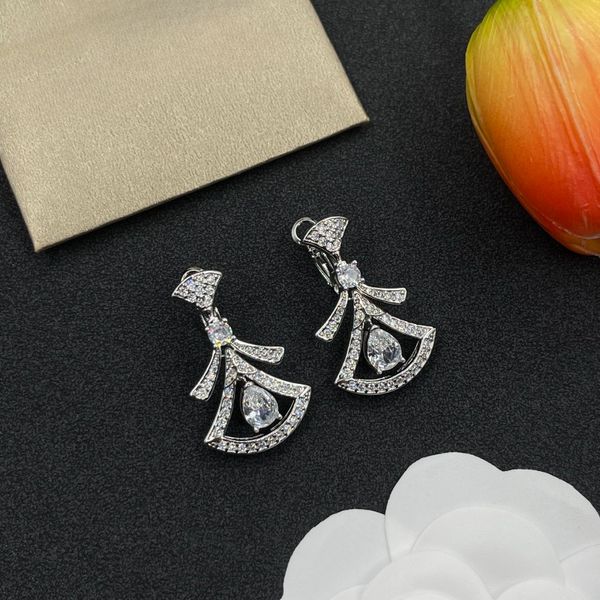 Designer luxurious fan-shaped earrings with diamond studs Jade material combined with diamonds Luxury jewelry Wedding and banquet accessories Small fan series
Designer luxurious fan-shaped earrings with diamond studs Jade material combined with diamonds Luxury jewelry Wedding and banquet accessories Small fan series