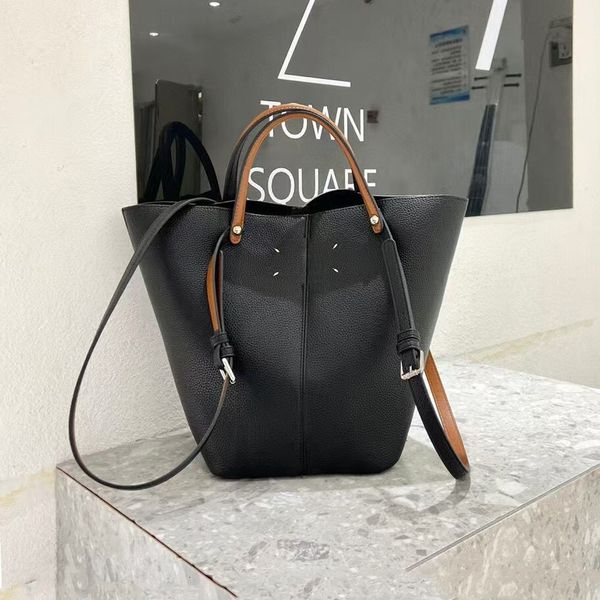 Mirror Small Niche Design Bucket Vegetable Basket Women's High-End Fashion, Underarm Versatile Commuting Shoulder Bag, Handbag, Black+high quality inner bag
Mirror Small Niche Design Bucket Vegetable Basket Women's High-End Fashion, Underarm Versatile Commuting Shoulder Bag, Handbag, Black+high quality inner bag