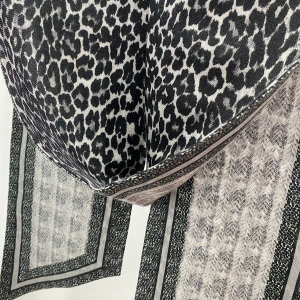 Double-sided printed silk and wool long scarf --852931
Double-sided printed silk and wool long scarf --852931