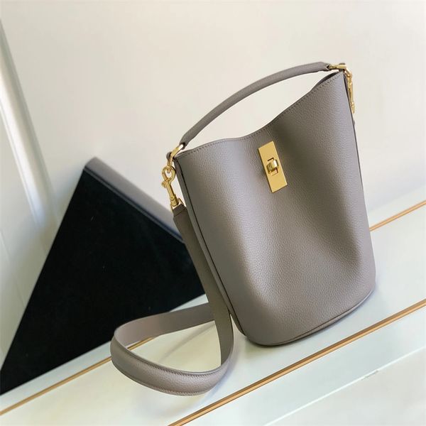 Designer bag, shoulder bag, diagonal cross bag, fashionable and casual versatile bag with imported cowhide, retro gold hardware retro.., A3
Designer bag, shoulder bag, diagonal cross bag, fashionable and casual versatile bag with imported cowhide, retro gold hardware retro.., A3
