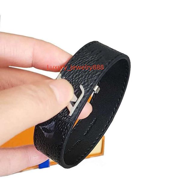 Designer Mens and womens genuine leather punk hip-hop mens jewelry titanium steel bracelets gift box packaging
Designer Mens and womens genuine leather punk hip-hop mens jewelry titanium steel bracelets gift box packaging