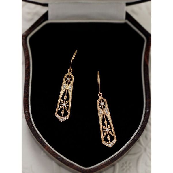 Eco-Friendly Brass Earrings&Inlaid White Gems- Traditional Chinese Token Pattern design
Eco-Friendly Brass Earrings&Inlaid White Gems- Traditional Chinese Token Pattern design