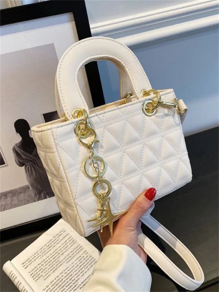 Designer shoulder bags 2025 Spring New Fashionable Versatile Crossbody Bag for woman red, Colour3
Designer shoulder bags 2025 Spring New Fashionable Versatile Crossbody Bag for woman red, Colour3
