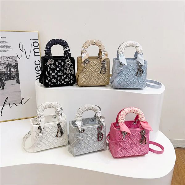 2025 New High-end Handbag Small Fragrance Pattern Designer Handheld Daifei With Diverse Textures Single Shoulder Women's Crossbody Bag, Black
2025 New High-end Handbag Small Fragrance Pattern Designer Handheld Daifei With Diverse Textures Single Shoulder Women's Crossbody Bag, Black