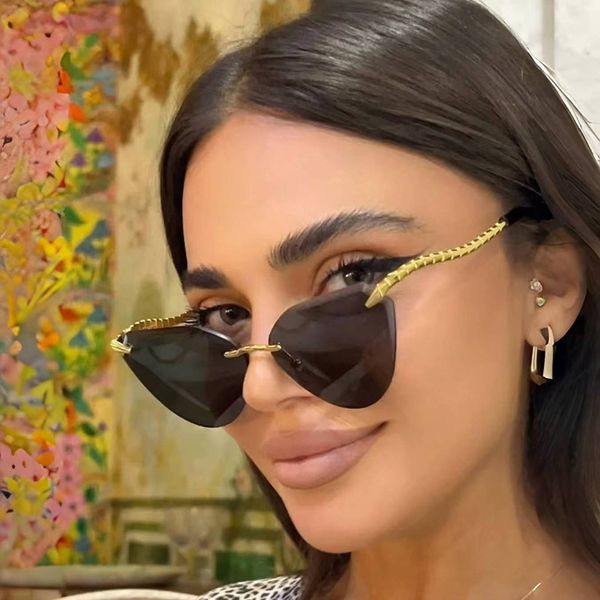 New travel sunglasses designer sunglasses flower lens sunglasses, letter designer sunglasses, universal for men and women
New travel sunglasses designer sunglasses flower lens sunglasses, letter designer sunglasses, universal for men and women