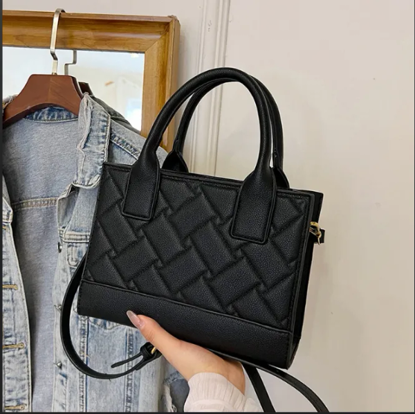 London Handbag 2025 New Designer Women's Handbag Large Capacity Handbag Fashion Trend Quilted Shoulder Bag Fashion Single Shoulder Bag, Black
London Handbag 2025 New Designer Women's Handbag Large Capacity Handbag Fashion Trend Quilted Shoulder Bag Fashion Single Shoulder Bag, Black