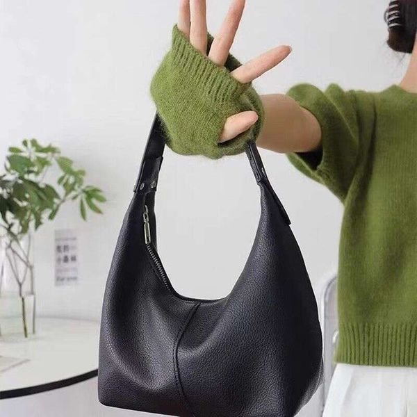 Small Women's 2025 New Autumn/Winter Handheld Shoulder Korean Edition Color Contrasting Simple PU Soft Leather Dumpling, Silvery
Small Women's 2025 New Autumn/Winter Handheld Shoulder Korean Edition Color Contrasting Simple PU Soft Leather Dumpling, Silvery