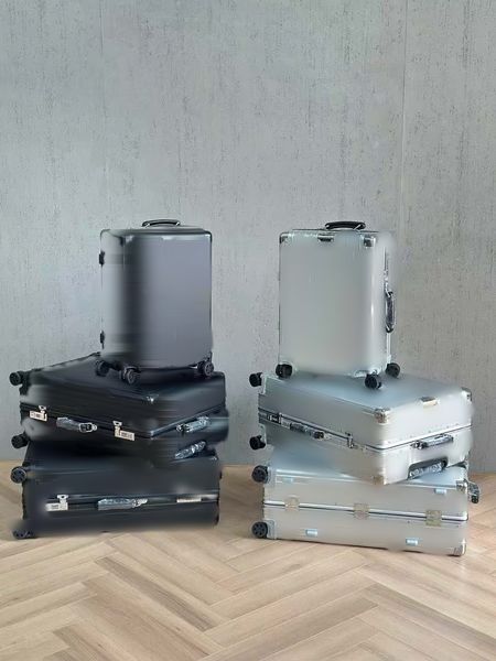 Luggage Rim0 Classic series metal universal wheel large capacity trolley case, silver/black fashion luxury boarding box .
Luggage Rim0 Classic series metal universal wheel large capacity trolley case, silver/black fashion luxury boarding box .