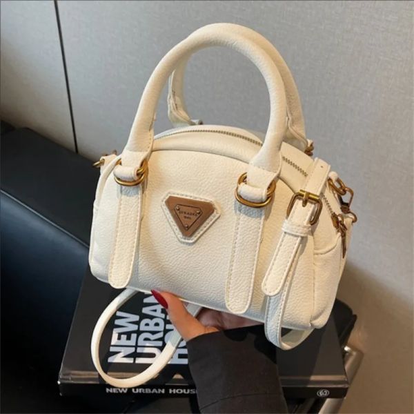 Designer bag Fashion Shoulder Bag Luxury Bag Crossbody Purse Designer 2025 commuting elegant luxury single shoulder crossbody bag classic casual for womens, Color 1
Designer bag Fashion Shoulder Bag Luxury Bag Crossbody Purse Designer 2025 commuting elegant luxury single shoulder crossbody bag classic casual for womens, Color 1
