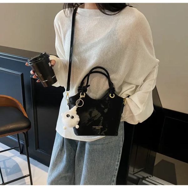 2025 Designer Bag New Style Fashion Casual Free Shipping Women's Handheld Crossbody Dual Purpose Simple Fashion Versatile Lightweight Commuter Shoulder Bag, Black
2025 Designer Bag New Style Fashion Casual Free Shipping Women's Handheld Crossbody Dual Purpose Simple Fashion Versatile Lightweight Commuter Shoulder Bag, Black