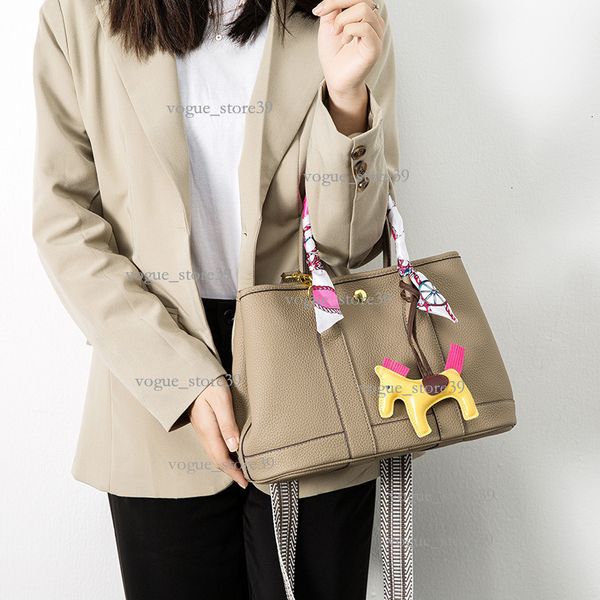 Women's New Garden Bag Single Shoulder Crossbody Bucket Bag Large Capacity Tote Bag Wide Shoulder Strap Handheld Big Bag 83A, Elephant gray
Women's New Garden Bag Single Shoulder Crossbody Bucket Bag Large Capacity Tote Bag Wide Shoulder Strap Handheld Big Bag 83A, Elephant gray