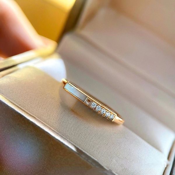 Womens Ring Designer Ring Luxury Mens Designer Band Rings Couple Jewelry 18k gold Plated Fashion with Diamonds Jewelry Party Gift Size 6-9
Womens Ring Designer Ring Luxury Mens Designer Band Rings Couple Jewelry 18k gold Plated Fashion with Diamonds Jewelry Party Gift Size 6-9