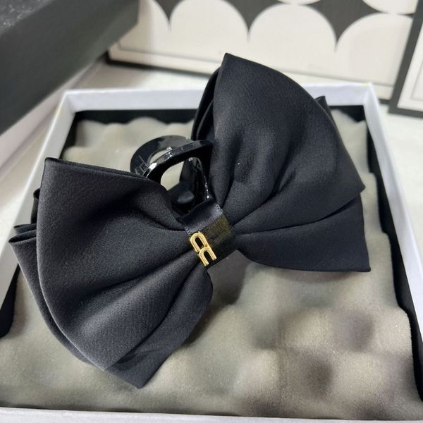 Hair Clips Barrettes Bow Designer Classic Casual hairpin Fashion Black Shark Hairpin Christmas Jewelry Gift pin
Hair Clips Barrettes Bow Designer Classic Casual hairpin Fashion Black Shark Hairpin Christmas Jewelry Gift pin