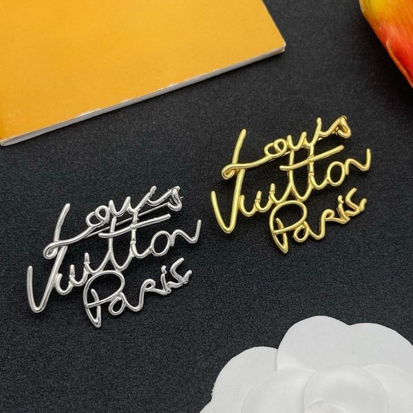 New Brand Brooches Classic Handwritten Letter Brooch Pins 18k Gold Plated High-Quality Brooches Fashion Designer Mens Womens Brooches Suit Pins Couple Gifts
New Brand Brooches Classic Handwritten Letter Brooch Pins 18k Gold Plated High-Quality Brooches Fashion Designer Mens Womens Brooches Suit Pins Couple Gifts