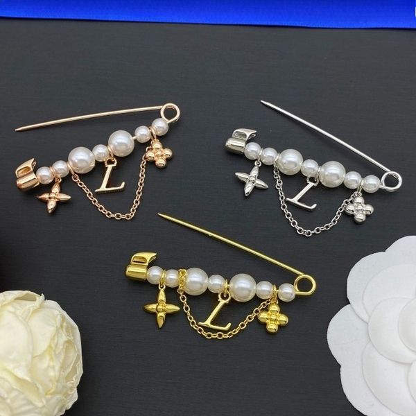 Luxury Designer Pearl Brooches Fashion Mens Womens Brand Brooch Pins Suit Pin Jewelry Classic Letter Brooch High Quality Christmas Valentines Gifts
Luxury Designer Pearl Brooches Fashion Mens Womens Brand Brooch Pins Suit Pin Jewelry Classic Letter Brooch High Quality Christmas Valentines Gifts