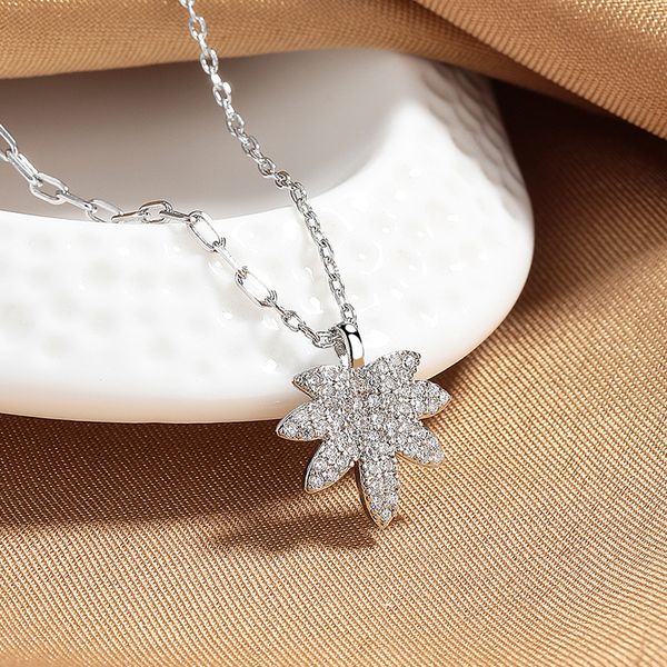 luxury Micro Inlaid Full Diamond Maple Necklace For Women Trendy High-End Clavicle Chain Elegant Simple Light designer Luxury Niche Design free shipping Leaf
luxury Micro Inlaid Full Diamond Maple Necklace For Women Trendy High-End Clavicle Chain Elegant Simple Light designer Luxury Niche Design free shipping Leaf