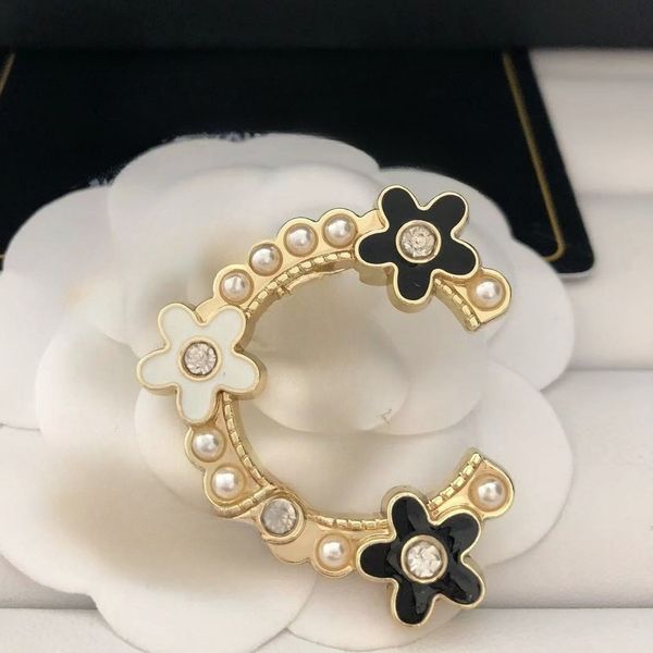 Brand Brooch Couple Style for Women Metal Brooch Fashion Jewelry Accessory Designed with Letter Pearl Stamp
Brand Brooch Couple Style for Women Metal Brooch Fashion Jewelry Accessory Designed with Letter Pearl Stamp