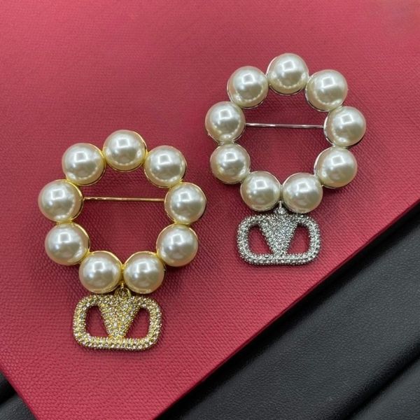 Luxury Brand Brooches Diamond Pearl Brooches Designer V Letter Pins Brooches for Women and Men 18K Gold Plated Brooches Couple Jewelry Gifts
Luxury Brand Brooches Diamond Pearl Brooches Designer V Letter Pins Brooches for Women and Men 18K Gold Plated Brooches Couple Jewelry Gifts