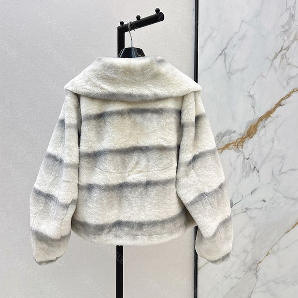 Chic & Cozy Feminin… - image