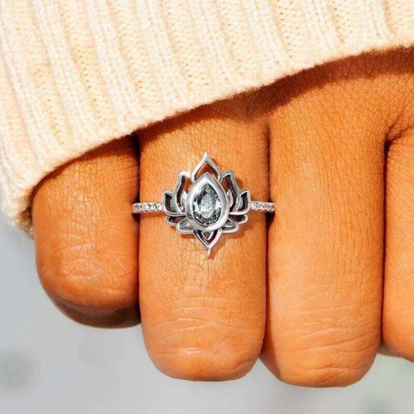 Huitan Vintage Flower Ring for Women White/Red/Purple/Blue/Green CZ Antique Silver Color Girls Finger-rings New Retro Jewelry