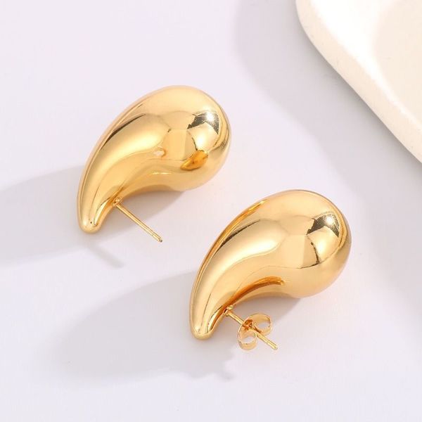 The multi-color metal teardrop ear studs are simple and elegant, suitable for all workplace, casual and dinner scenarios
The multi-color metal teardrop ear studs are simple and elegant, suitable for all workplace, casual and dinner scenarios