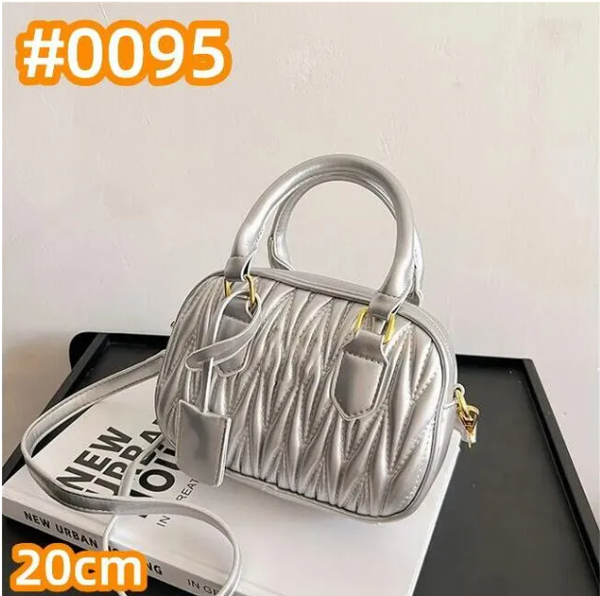 2025 Womens pink makeup Designer bag satchel tote Fashion pochette underarm hobo Genuine Leather shoulder strap clutch mens purses Crossbody bags handbag, W11
2025 Womens pink makeup Designer bag satchel tote Fashion pochette underarm hobo Genuine Leather shoulder strap clutch mens purses Crossbody bags handbag, W11