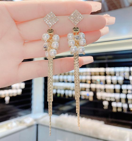 Chic Fashionable Slimming Cold Style Dangling Drop Necklace Design in White Gold Plated Finishing
Chic Fashionable Slimming Cold Style Dangling Drop Necklace Design in White Gold Plated Finishing