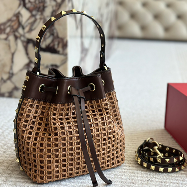 Fashionable drawstring bucket bag retro commuter bag luxury designer bag women's single-shoulder bag, high-end handbag practical crossbody bag shopping bag, White
Fashionable drawstring bucket bag retro commuter bag luxury designer bag women's single-shoulder bag, high-end handbag practical crossbody bag shopping bag, White
