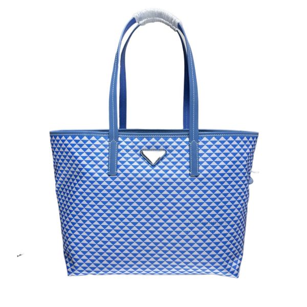 This fashionable and casual handbag with a shoulder strap and crossbody design is meticulously crafted by top designers. The pure steel hardware exudes a unique charm., Three
This fashionable and casual handbag with a shoulder strap and crossbody design is meticulously crafted by top designers. The pure steel hardware exudes a unique charm., Three