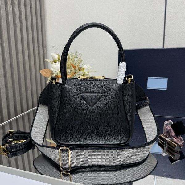 99A Luxury and fashion - the stylish casual leather handbags designed by top designers have become the focus, and the pure steel hardware is their dazzling highlight., Four
99A Luxury and fashion - the stylish casual leather handbags designed by top designers have become the focus, and the pure steel hardware is their dazzling highlight., Four