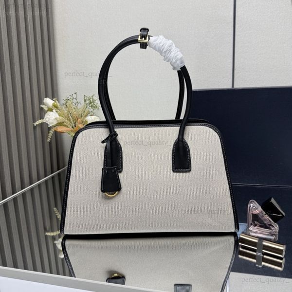 99A top-notch design, 100% genuine leather with excellent texture, pure steel hardware with meticulous details, trendy and versatile shoulder bag, handbag, crossbody bag., Three
99A top-notch design, 100% genuine leather with excellent texture, pure steel hardware with meticulous details, trendy and versatile shoulder bag, handbag, crossbody bag., Three