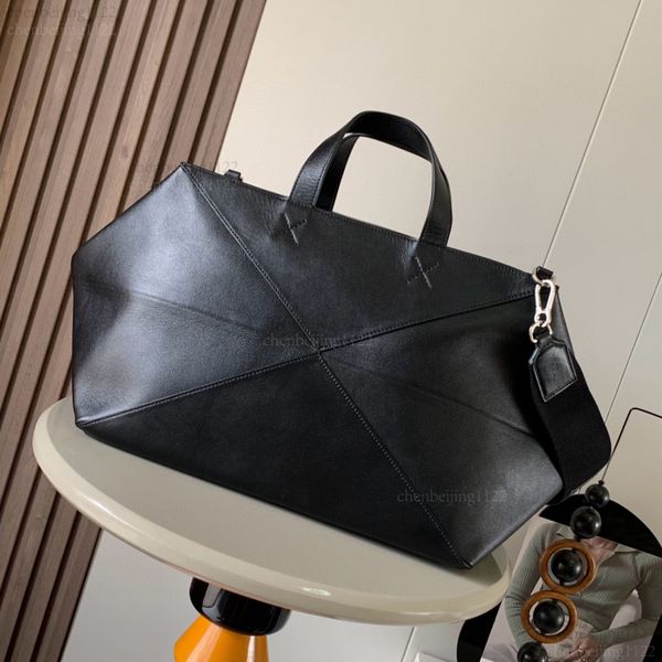 99A top-notch design team has created a large-sized glossy leather shoulder bag made of cowhide, inspired by the aesthetic beauty of geometric architecture., One 
99A top-notch design team has created a large-sized glossy leather shoulder bag made of cowhide, inspired by the aesthetic beauty of geometric architecture., One