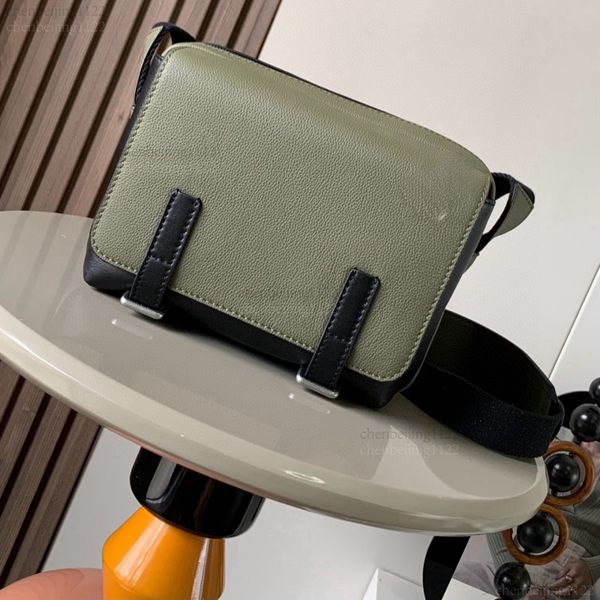 99A The top designers of 12A have meticulously crafted this single-shoulder handbag for mail carriers. The exquisite hardware is made of imported glossy cowhide., Three
99A The top designers of 12A have meticulously crafted this single-shoulder handbag for mail carriers. The exquisite hardware is made of imported glossy cowhide., Three