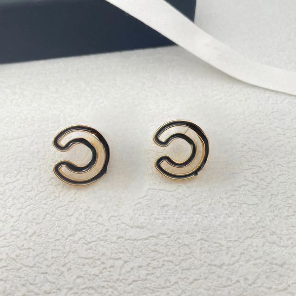 Fashionable Black and White Enamel Earrings Hollow Comics Elegant Oil Drop Ear Cuffs Light Niche High-end Jewelry
Fashionable Black and White Enamel Earrings Hollow Comics Elegant Oil Drop Ear Cuffs Light Niche High-end Jewelry
