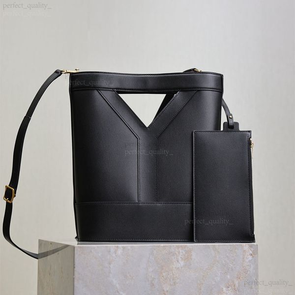 Choose the 99A designer creative bag made of high-quality leather. It can be carried by hand or worn on the shoulder or as a cross-body bag, with multiple carrying options., Three
Choose the 99A designer creative bag made of high-quality leather. It can be carried by hand or worn on the shoulder or as a cross-body bag, with multiple carrying options., Three