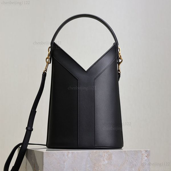 99A portable, single-shoulder, cross-body fashion casual bucket bag showcases the ingenious design of a top designer and is complemented by imported sheepskin., One
99A portable, single-shoulder, cross-body fashion casual bucket bag showcases the ingenious design of a top designer and is complemented by imported sheepskin., One