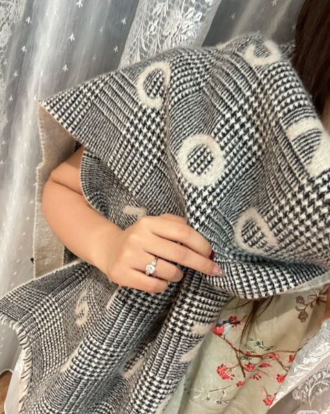 New autumn-winter woolen scarf Designer Scarf Fashion Women Autumn Winter Scarves Soft Cotton Scarves scarf designers luxury scarf For women High quality
New autumn-winter woolen scarf Designer Scarf Fashion Women Autumn Winter Scarves Soft Cotton Scarves scarf designers luxury scarf For women High quality